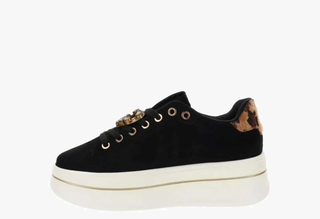 Sneakers nero eco camoscio e maculato con accesdorio cuore oro e strass