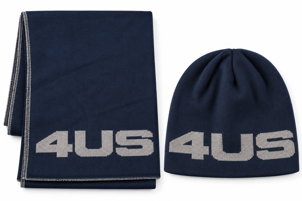 Completo sciarpa e cappellino 4US blu uomo su sfondo bianco