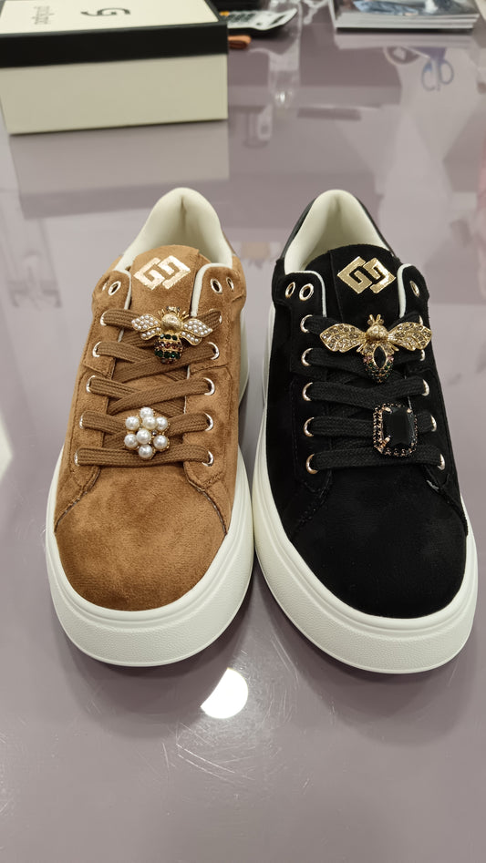 Sneakers con applicazioni