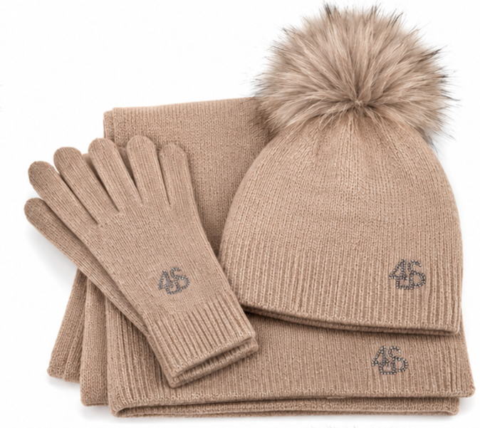 Completo donna 4US in lana cammello, tre pezzi con cappellino pon pon, sciarpa e guanti
