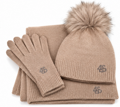 Completo donna 4US in lana cammello, tre pezzi con cappellino pon pon, sciarpa e guanti
