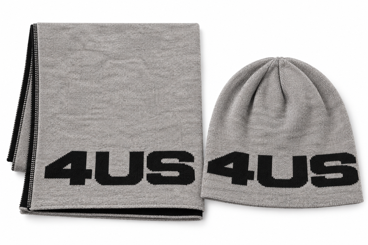 Completo sciarpa e cappellino 4US grigio uomo su sfondo bianco