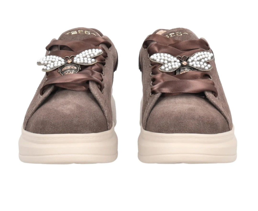 Sneaker Chic in suede con ape gioiello colore testa di moro