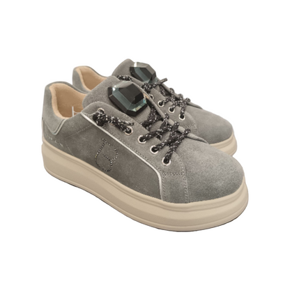 Sneakers grigio con pietra