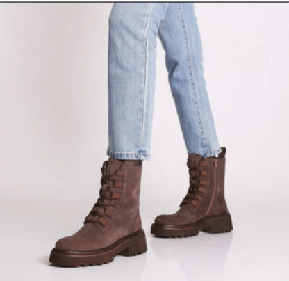 Stivaletto Lea in suede colore testa di moro.