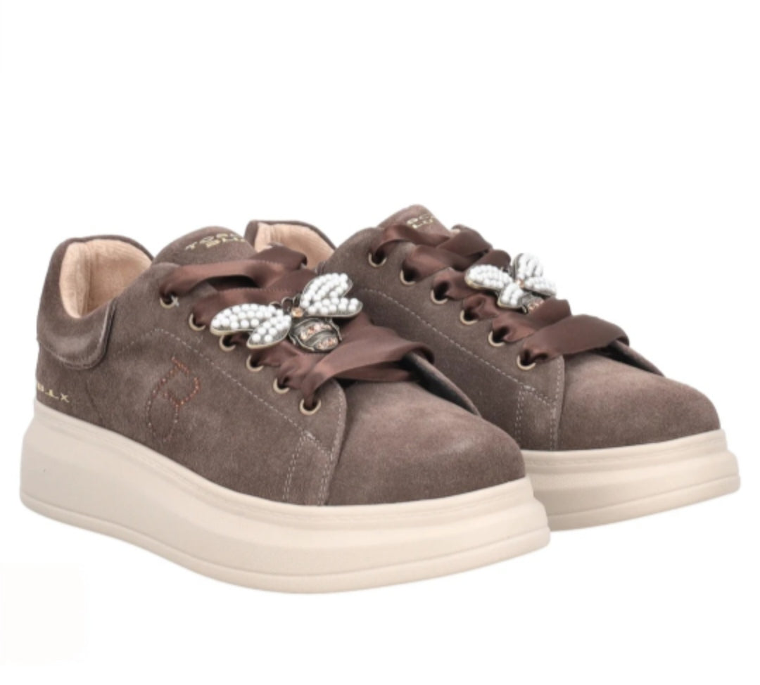 Sneaker Chic in suede con ape gioiello colore testa di moro