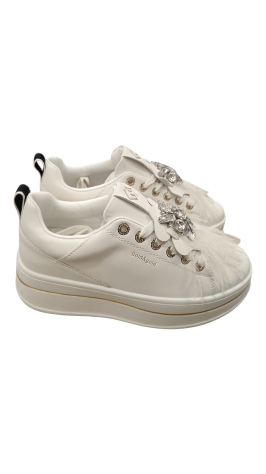 Sneakers alte panna con piume e strass