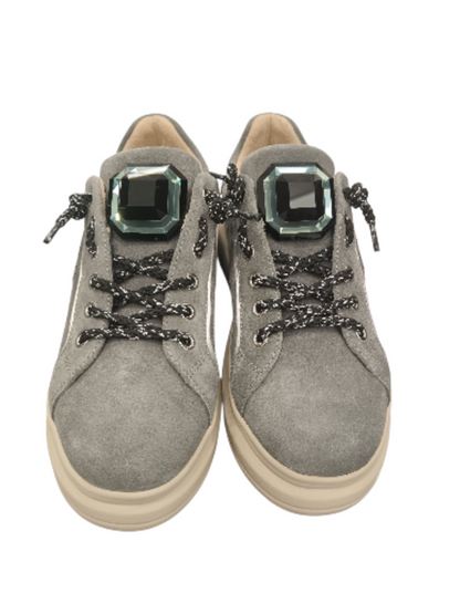 Sneakers grigio con pietra