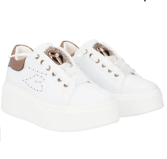 Sneakers medaglione
