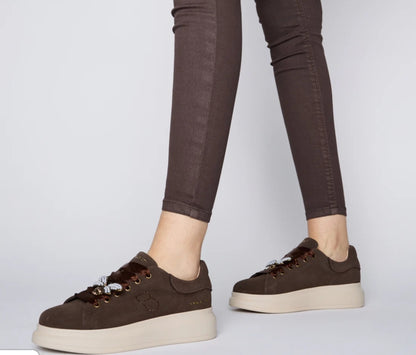 Sneaker Chic in suede con ape gioiello colore testa di moro