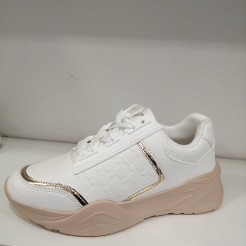 sneakers bianca fondo beige